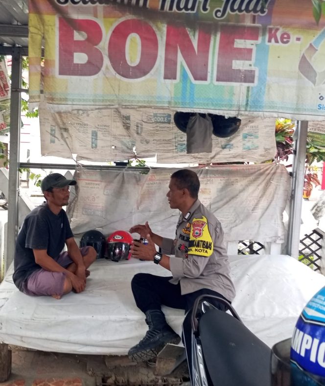 
 Bripka Muh. Tachdir Aktif Sambangi Warga Demi Menjaga Stabilitas Kamtibmas