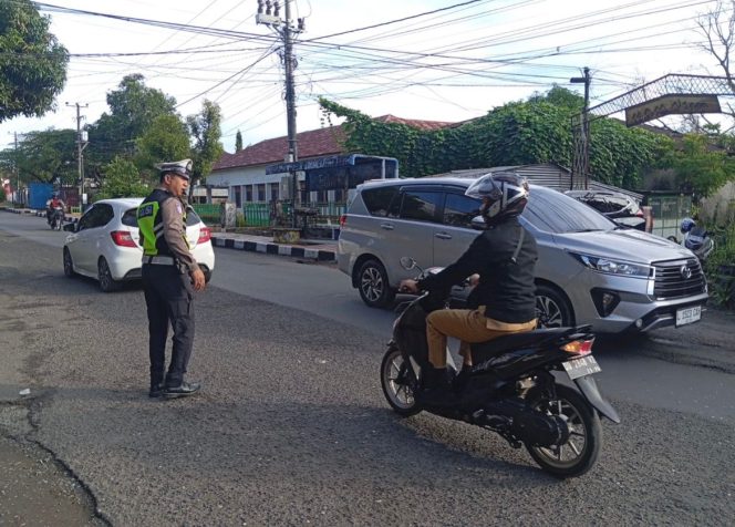 
 Unit Lantas Polsek Tanete Riattang Intensifkan Pengaturan Lalin, Bripka Asbir Sigap di Lapangan