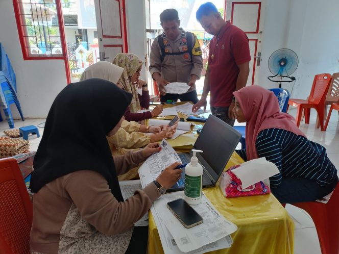 
 Dedikasi Bhabinkamtibmas Polsek Tanete Riattang Warnai Penyaluran Bansos Korban Banjir di Waetuwo