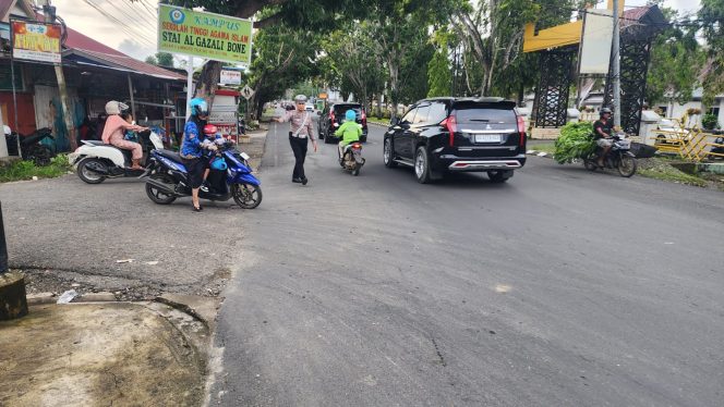 
 Unit Lantas Polsek Tanete Riattang Hadir Beri Kenyamanan Bagi Pengguna Jalan
