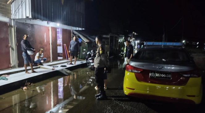 
 Wujud Kesiapsiagaan Polisi, Aiptu Sainal Abidin Pimpin Patrili Malam di Wilayah Hukum Polsek