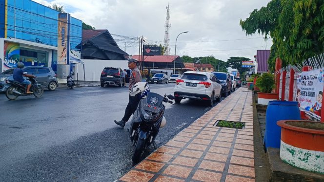 
 Hadir Sejak Pagi, Unit Lantas Polsek Tanete Riattang Jaga Kelancaran Aktivitas Masyarakat