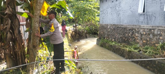 
 Bhabinkamtibmas Bersama Warga dan Satgas Gotong Royong Bersihkan Bantaran Sungai di Masumpu