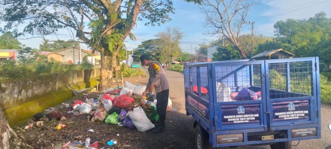 
 Polisi dan Satgas Bersinergi, Bripka Sultan Pimpin Kerja Bakti Bersihkan Jalur Dua Maloi