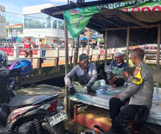 
 Konsisten Sambangi Warga, Bripka Muh. Tachdir Perkuat Kamtibmas di Wilayah Binaan