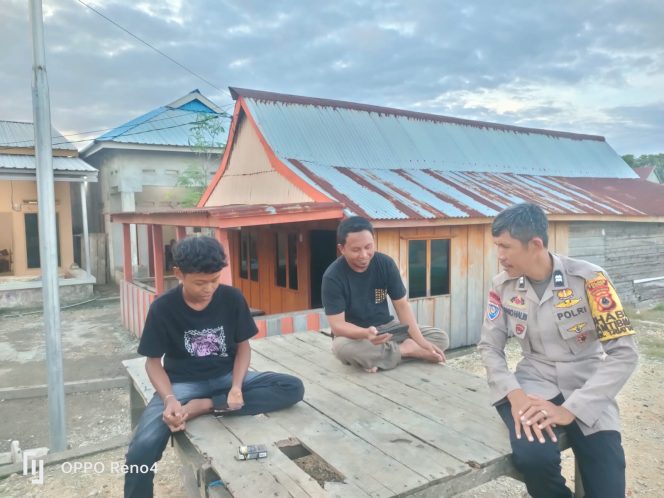 
 Door to Door System di Bajoe, Aiptu Baso Halim Bangun Kedekatan dan Serap Aspirasi Warga