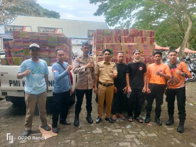 
 Wujud Kepedulian Polri, Aiptu Baso Halim Hadir Dampingi Distribusi Bantuan bagi Warga Terdampak Banjir