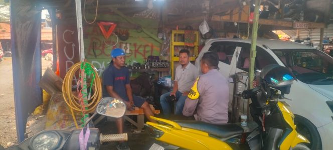 
 Sambang Jadi Rutinitas Bhabinkamtibmas Polsek Tanete Riattang Dalam Menjaga Keamanan Lingkungan