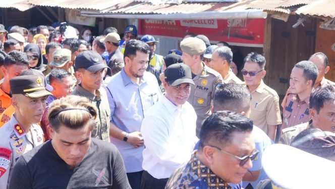 
 Mentan RI dan Gubernur Sulsel Salurkan Bantuan untuk Warga Terdampak Banjir di Bone