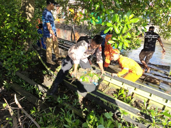 
 Sinergi Polri, Pemerintah, dan Masyarakat Wujudkan Pesisir Waetuwo yang Bersih