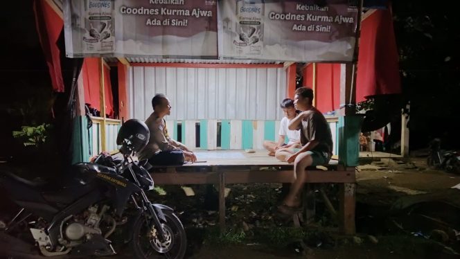 
 Pererat Silaturahmi dan Jaga Kamtibmas, Bhabinkamtjbmas Sambang Warga di Pos Kamling