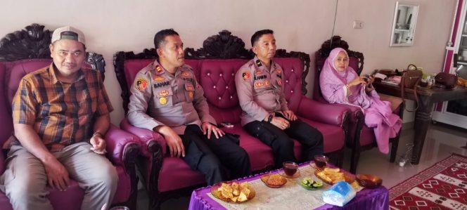 
 Melalui Sambang, Kapolsek Tellu Siattinge Berupaya Mewujudkan Lingkungan yang Aman dan Kondusif