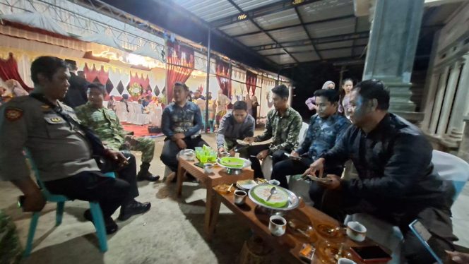 
 Polsek Tellu Siattinge Terjunkan Personil Lakukan Pengamanan Pesta Pernikahan