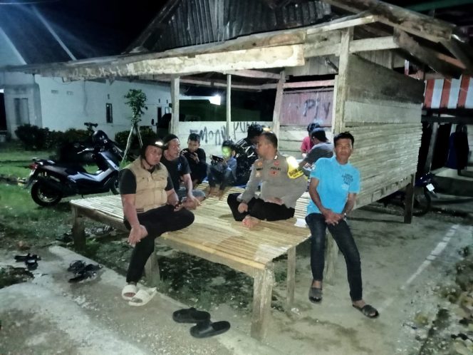 
 Melalui Ronda Malam, Warga dan Polisi Bersama Wujudkan Lingkungan Kondusif