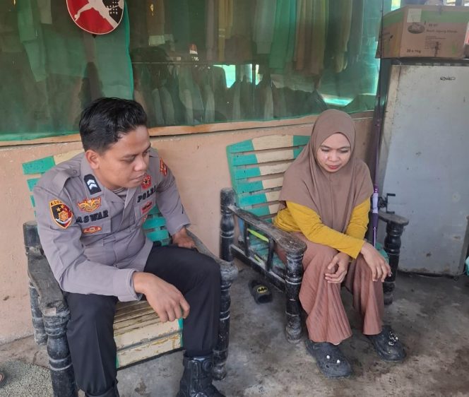 
 Briptu Aswar Lakukan Sambang Desa dan Memberikan Imbauan Terkait Kamtibmas Kepada Masyarakat