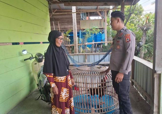 
 Briptu Aswar Menyapa dan Memberikan Pesan Kamtibmas Kepada Warga