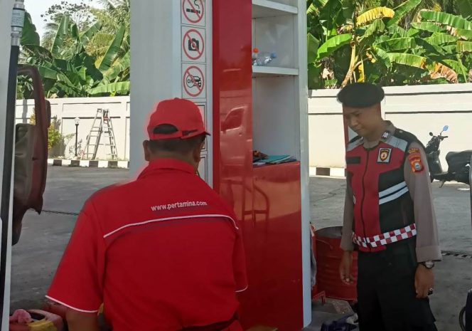 
 Aiptu Ilyas Melaksanakan Patroli Untuk Menciptakan Lingkungan yang Aman dan Berdialog Dengan Warga