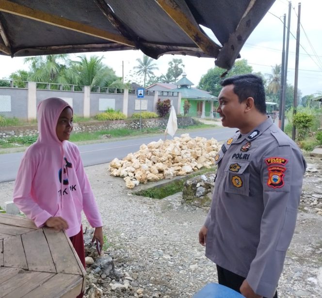 
 Brigpol Maman Suryaman Menyapa Warga Melalui Kegiatan Sambang Rutin di Desa