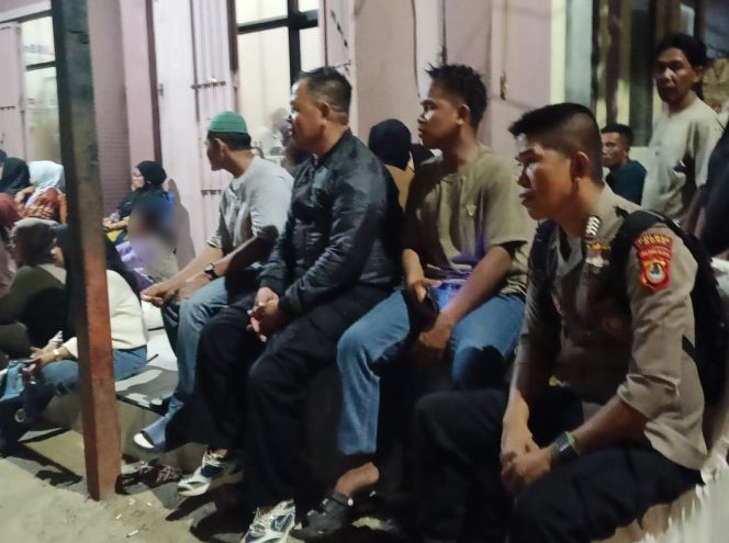 
 Berikan Rasa Aman Kepada Masyarakat, Personil Polsek Tellu Siattinge Lakukan Pengamanan Pesta Pernikahan