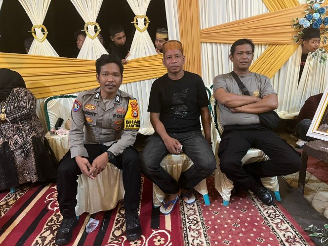 
 Personil Polsek Tellu Siattinge Berikan Rasa Aman Kepada Masyarakat, Dengan Hadir Mengamankan Pesta Pernikahan