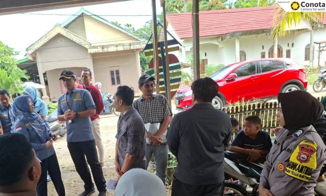
 Bhabinkamtibmas Kawal Kegiatan Peninjauan Lokasi Sengketa Perdata di Desa Lanca