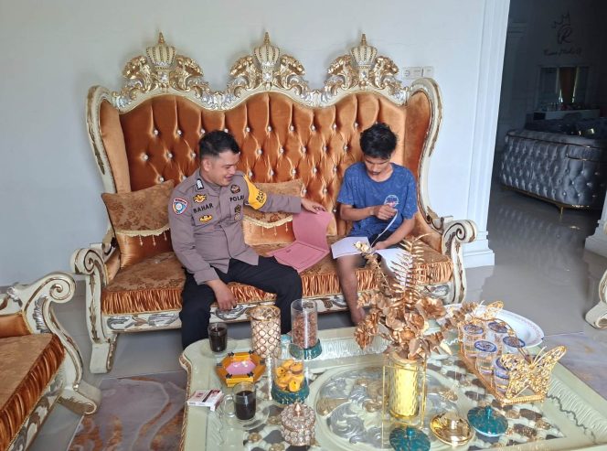 
 Lakukan Sambang, Bhabinkamtibmas ini Tingkatkan Kehadirannya di Desa Binaan