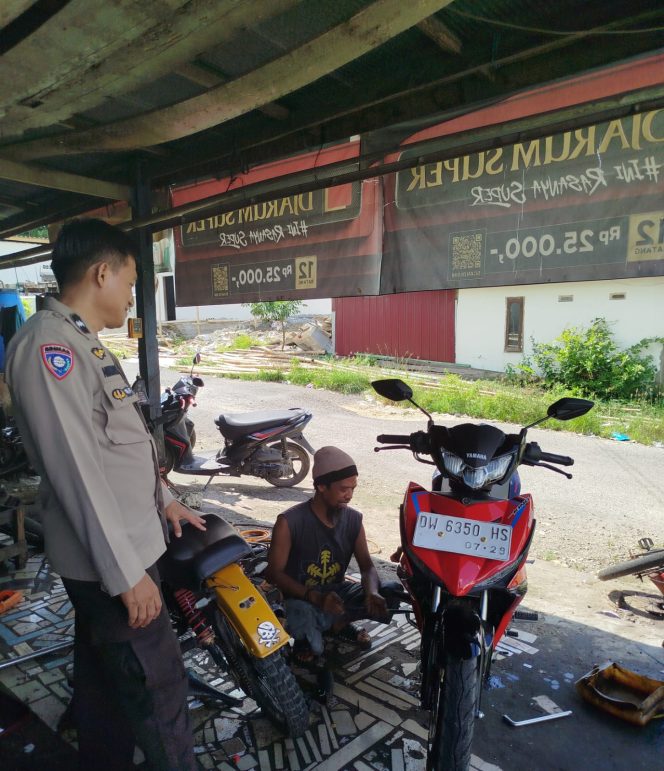 
 Sambang dan Temui Warga, Aiptu Andi Rustan Berupaya Menjaga Keamanan Desa