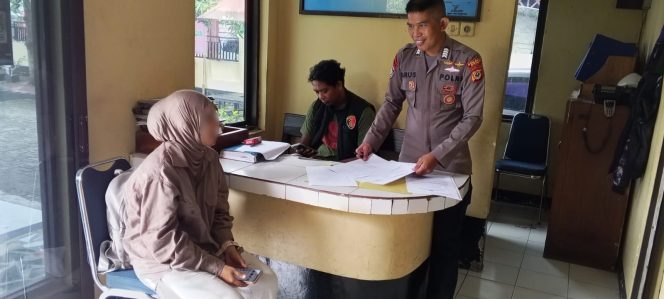 
 Berikan Pelayanan yang Terbaik, Personil Polsek Tellu Siattinge Terima Pengaduan dari Warga