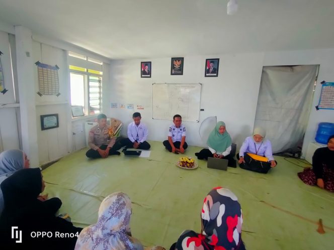 
 Dari Kamtibmas hingga Kesejahteraan, Bhabinkamtibmas Aktif Dampingi Program PKH