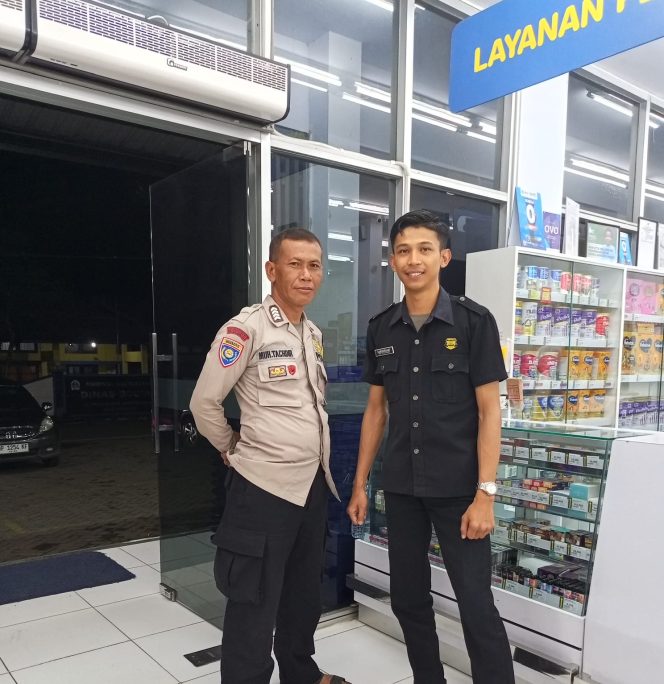 
 Polri Hadir di Tengah Aktivitas Ekonomi, Bhabinkamtibmas Sambangi Pertokoan Warga