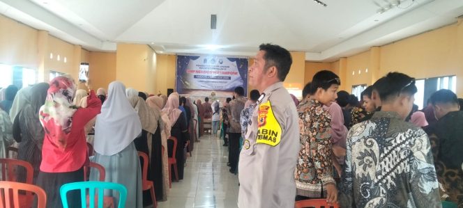 
 Momentum Kelulusan, Bhabinkamtibmas Ajak Siswa SMPN 6 Watampone Hindari Konvoi