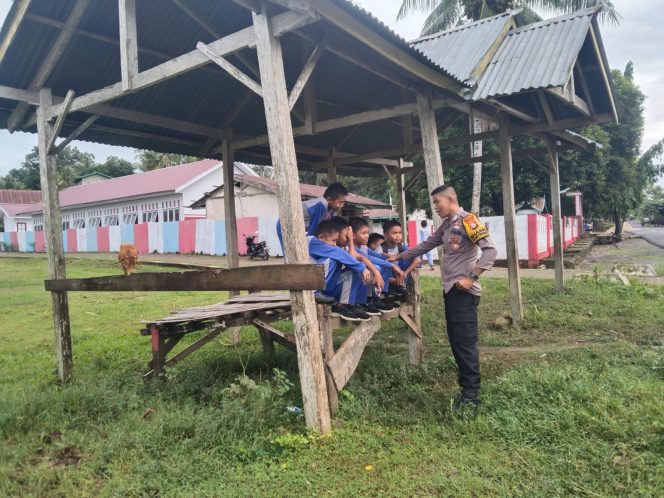 
 Bripka Idrus Berikan Motivasi Kepada Pelajar Melalui Dialog Saat Sambang