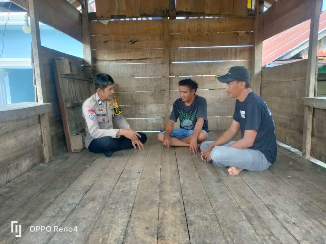 
 Bhabinkamtibmas Aiptu Baso Halim Sambangi Pos Kamling, Perkuat Peran Warga Jaga Keamanan Lingkungan