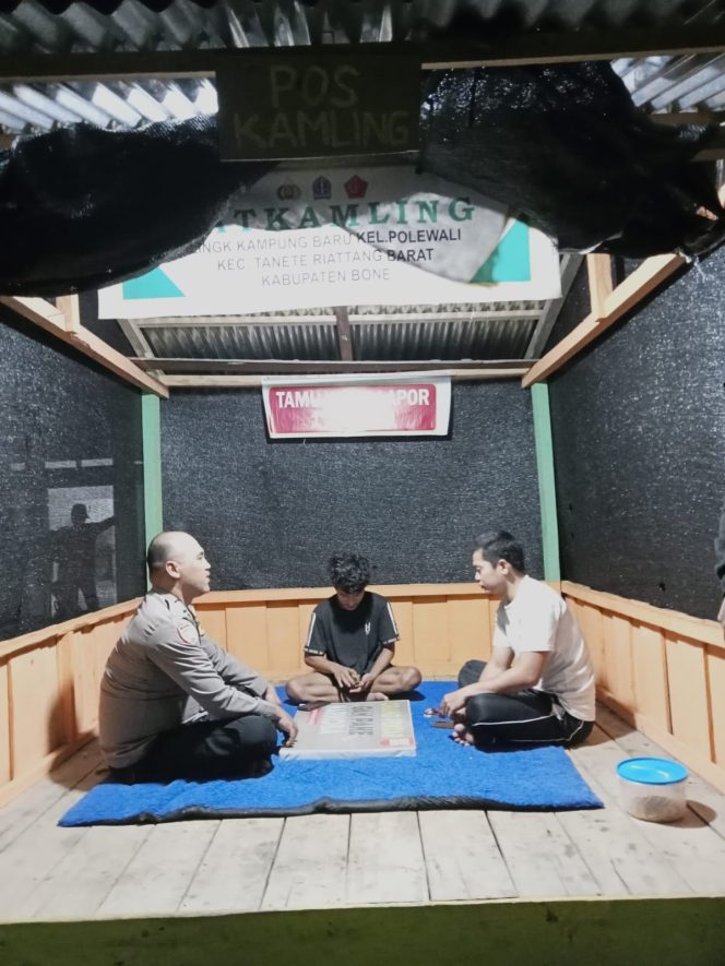 
 Bhabinkamtibmas Polsek Tanete Riattang Rutin Sambang Warga, Wujudkan Kamtibmas yang Aman dan Kondusif