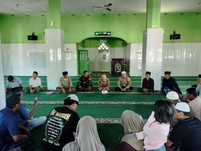
 Bhabinkamtibmas Hadiri Rapat Pembentukan Pengurus Masjid, Perkuat Sinergi dengan Masyarakat