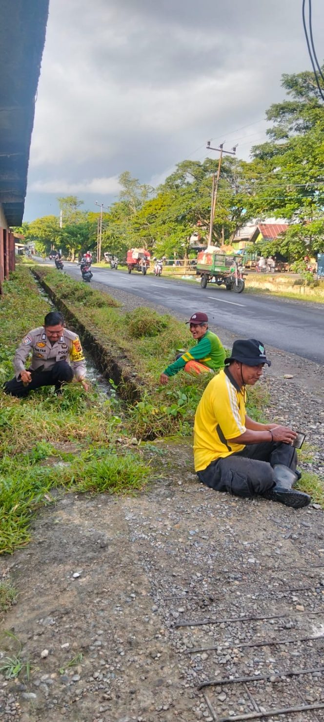 
 Gotong Royong Bersihkan Lingkungan, Bhabinkamtibmas dan Warga Masumpu Tunjukkan Kepedulian