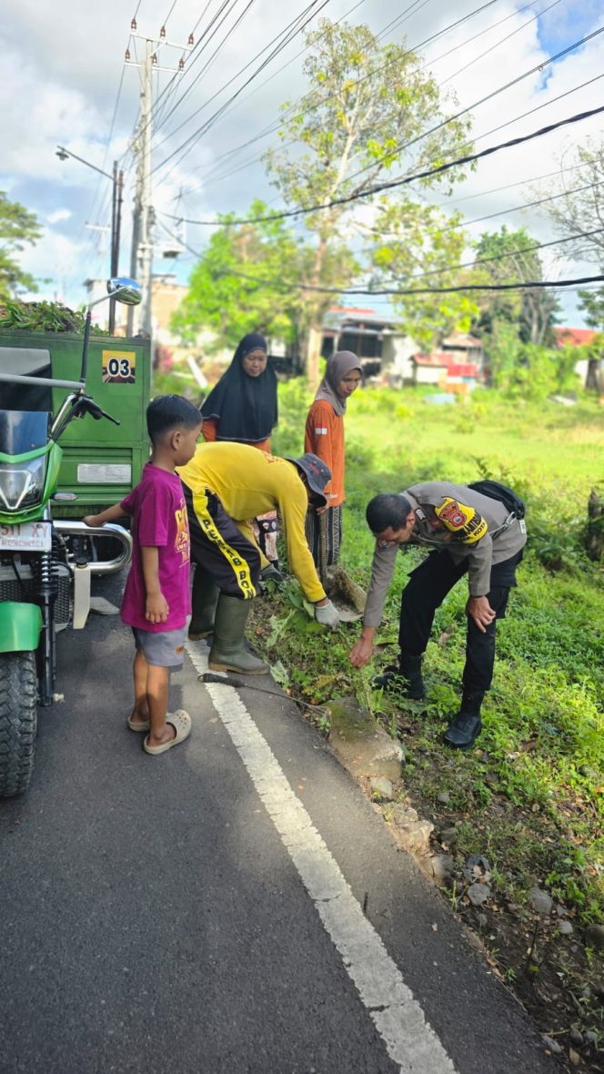 
 Tak Hanya Jaga Kamtibmas, Bripka Andi Rusman Aktif dalam Kerja Bakti Bersama Warga