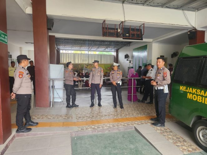 
 Polri Hadir Jaga Kelancaran Proses Persidangan di PN Bone