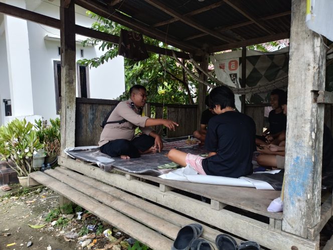 
 Aipda Hamdan Intensifkan Kunjungan Satkamling, Perkuat Keamanan Lingkungan di Kelurahan Waetuwo