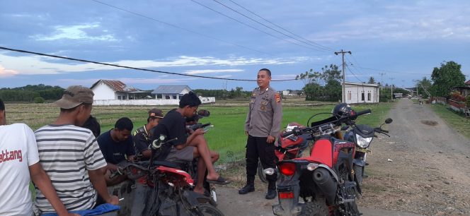 
 Jalin Kedekatan dengan Warga Desa Data, Bhabinkamtibmas Polsek Mare Masifkan Imbauan Kamtibmas Melalui Sambang Dialogis