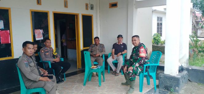 
 Bhabinkamtibmas Polsek Ulaweng Bersinergi dengan Koramil Ulaweng Laksanakan Patroli Dialogis untuk Jaga Kamtibmas