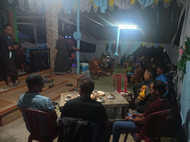 
 Personel Polsek Awangpone Pengamanan Pesta Pernikahan di Desa Abbanuang