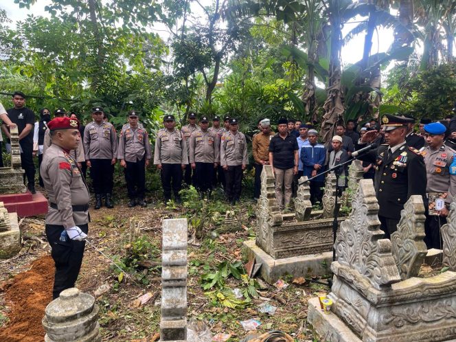 
 Kapolsek Awangpone Pimpin Upacara Pemakaman Almarhum IPDA A. Syarif Al Qadri, S.H.