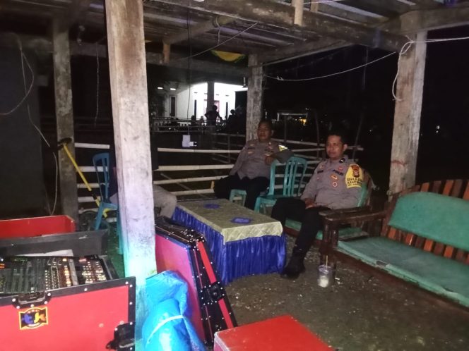 
 Personel Polsek Awangpone Laksanakan Pengamanan Pesta Pernikahan Warga di Desa Kajuara
