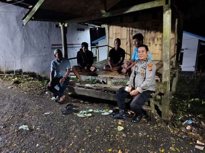 
 Patroli Siskamling Polsek Mare Ajak Warga Cegah Kejahatan Malam