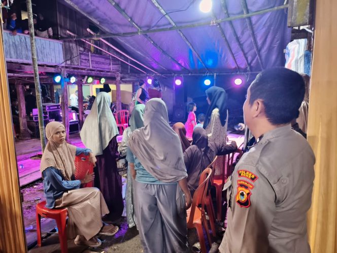 
 Polisi Hadir di Tengah Kebahagiaan Warga, Polsek Mare Amankan Pesta Pernikahan di Desa Ujung Tanah