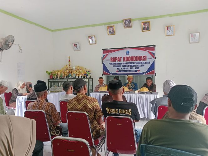 
 Bhabinkamtibmas Polsek Ajangale Hadiri Rapat Koordinasi Pemerintah Desa Opo Bersama Stakeholder Desa