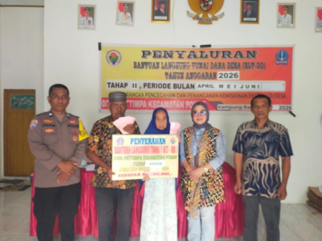 
 Penyaluran BLT DD didesa Pattimpa dipantau langsung oleh bhabinkamtibmas Polsek Ponre