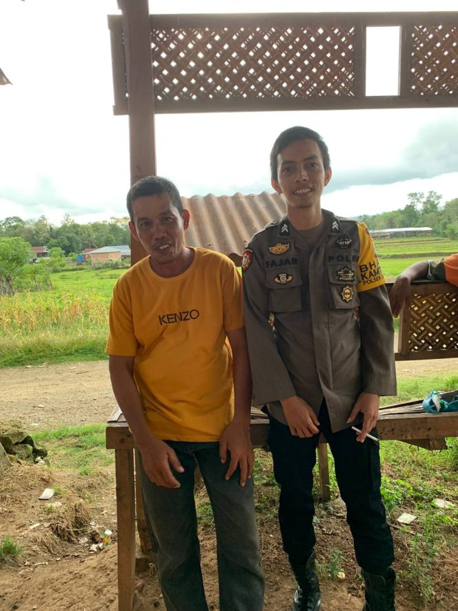 
 ‎Sambang Di Desa Binaannya, Bhabinkamtibmas Polsek Cenrana Pantau Situasi Kamtibmas