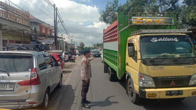 
 Personel Polsek Ulaweng Lakukan Pengaturan di Acara Hajatan Warga